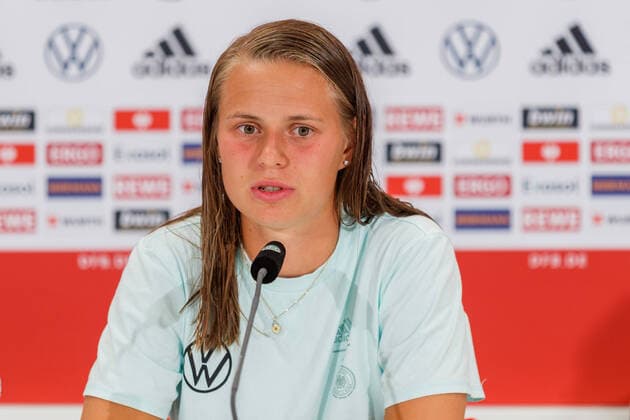 Klara Bühl (GER, 19) bei der Pressekonferenz, 24.06.2022, Erfurt (Deutschland), Fussball, Frauen, Länderspiel, Deutschland - Schweiz, DFB DFL REGULATIONS PROHIBIT ANY USE OF PHOTOGRAPHS AS IMAGE SEQUENCES AND OR QUASI-VIDEO.