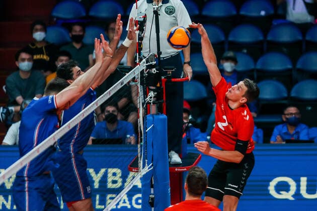 (220626) -- QUEZON CITY, June 26, 2022 -- Germany s Johannes Tille (R) spikes the ball during the FIVB Volleyball Nations League Men s Pool 3 match between France and Germany in Quezon City, the Philippines on June 26, 2022. ) (SP)PHILIPPINES-QUEZON CITY-FIVB VOLLEYBALL NATIONS LEAGUE-FRANCE VS GERMANY ROUELLExUMALI 