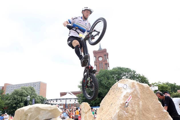 Sport Themen der Woche KW25 DEU, Finals2022, Radsport Trial, 25.06.2022, Neptunbrunnen, Berlin, DEU, Finals2022, Radsport Trial, im Bild Dominik Oswald Foto: Juergen Engler nordphoto GmbH *** DEU, Finals2022, Cycling Trial, 25 06 2022, Neptunbrunnen, Berlin, DEU, Finals2022, Cycling Trial, in picture Dominik Oswald Foto Juergen Engler nordphoto GmbH JuergenxEngler nph00076