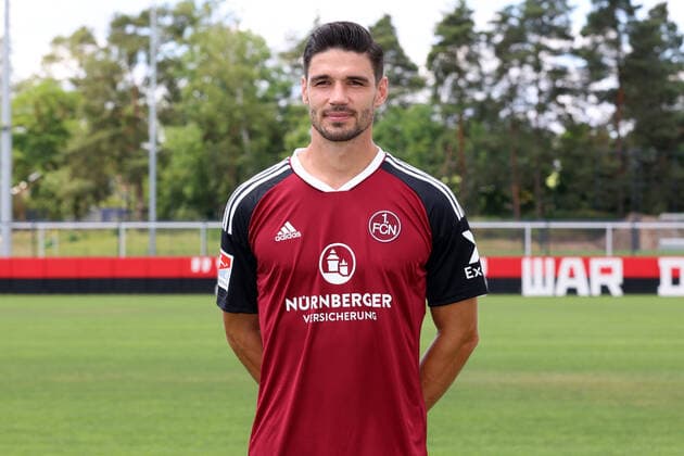 23.06.2022 - 1. FC Nürnberg FCN Club - Saison 2022 2023 - Fototermin Porträttermin Pressetermin Präsentation - Einzelbild Einzelfoto Portrait Porträt Kopfbild - DaMa - Einzelfoto Einzelbild Portrait Porträt Kopfbild - Christopher Schindler (16, 1. FC Nürnberg FCN )