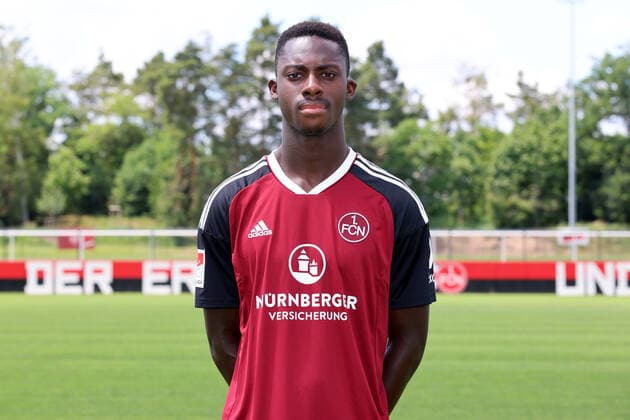 23.06.2022 - 1. FC Nürnberg FCN Club - Saison 2022 2023 - Fototermin Porträttermin Pressetermin Präsentation - Einzelbild Einzelfoto Portrait Porträt Kopfbild - DaMa - Einzelfoto Einzelbild Portrait Porträt Kopfbild - Sadik Fofana (3, 1. FC Nürnberg FCN )