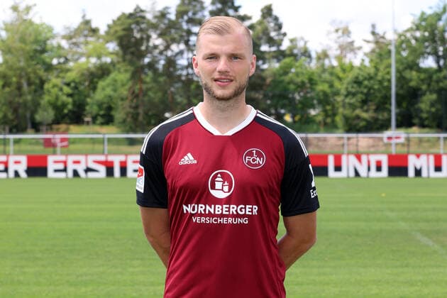 23.06.2022 - 1. FC Nürnberg FCN Club - Saison 2022 2023 - Fototermin Porträttermin Pressetermin Präsentation - Einzelbild Einzelfoto Portrait Porträt Kopfbild - DaMa - Einzelfoto Einzelbild Portrait Porträt Kopfbild - Johannes Geis (5, 1. FC Nürnberg FCN )