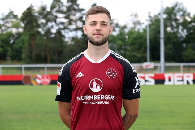 23.06.2022 - 1. FC Nürnberg FCN Club - Saison 2022 2023 - Fototermin Porträttermin Pressetermin Präsentation - Einzelbild Einzelfoto Portrait Porträt Kopfbild - DaMa - Einzelfoto Einzelbild Portrait Porträt Kopfbild - Eric Shuranov (11, 1. FC Nürnberg FCN )