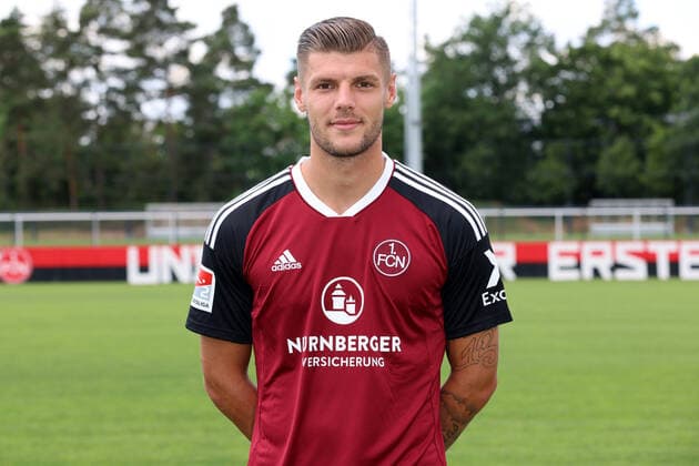 23.06.2022 - 1. FC Nürnberg FCN Club - Saison 2022 2023 - Fototermin Porträttermin Pressetermin Präsentation - Einzelbild Einzelfoto Portrait Porträt Kopfbild - DaMa - Einzelfoto Einzelbild Portrait Porträt Kopfbild - Erik Wekesser (13, 1. FC Nürnberg FCN )