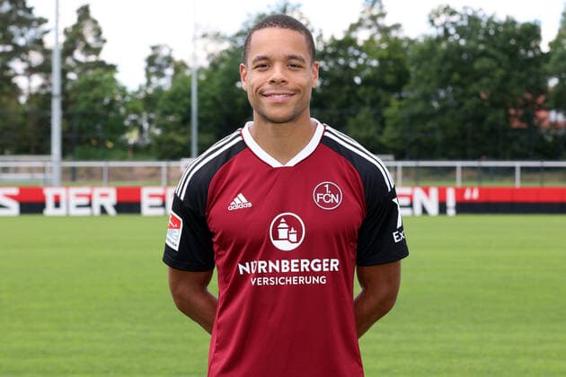 23.06.2022 - 1. FC Nürnberg FCN Club - Saison 2022 2023 - Fototermin Porträttermin Pressetermin Präsentation - Einzelbild Einzelfoto Portrait Porträt Kopfbild - DaMa - Einzelfoto Einzelbild Portrait Porträt Kopfbild - Jan Gyamerah (28, 1. FC Nürnberg FCN )