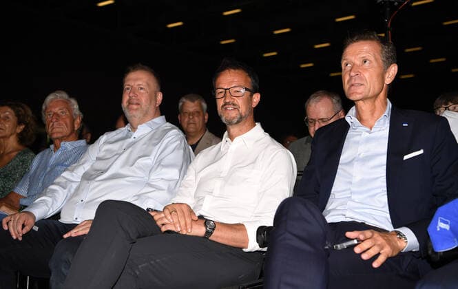 Fussball, Herren, Saison 2022 23, Hertha BSC, Außerordentliche Mitgliederversammlung in der Messe Berlin, v.l. Geschäftsführer Ingo Schiller (Hertha BSC), Geschäftsführer Fredi Bobic (Hertha BSC), Geschäftsführer Thomas E. Herrich (Hertha BSC), 26.06. 2022, Copyright: xSebastianxRäppold MatthiasxKochx