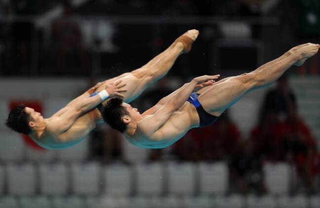 (220626) -- BUDAPEST, June 26, 2022 -- Wang Zongyuan (L) and Cao Yuan of China compete during the men s synchronised 3m springboard preliminary of diving at the 19th FINA World Championships held in Budapest, Hungary, June 26, 2022. ) (SP)HUNGARY-BUDAPEST-FINA WORLD CHAMPIONSHIPS-DIVING-MEN S SYNCHRONISED 3M SPRINGBOARD ZhengxHuansong 