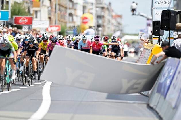 Sport Themen der Woche KW25 Sport Bilder des Tages MIDDELKERKE, BELGIUM - JUNE 26 : Kopecky Lotte (BEL) of Team SD Worx warns peloton for commercial panel flying away in front of peloton during the 2022 Belgian national championships cycling race for women elite with start and finish in Middelkerke (119,9km) on June 26, 2022 in Middelkerke, Belgium, 26 06 2022 ( 2022 Belgian national championship race women elite PhotoNews Panoramic 