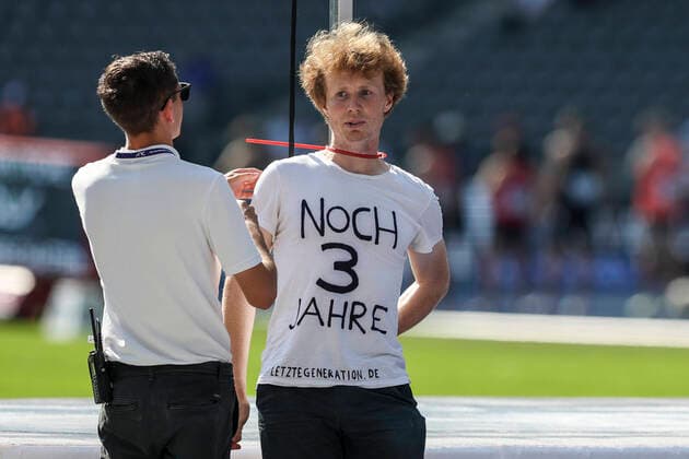 Sport Themen der Woche KW25 Sport Bilder des Tages Deutsche Leichtathletik-Meisterschaften; Berlin, 26.06.2022 Aktivisten ketten sich an die Hochsprunganlage; Deutsche Leichtathletik-Meisterschaften am 26.06.2022 im Olympiastadion, Berlin (Berlin) an Tag 2 (Nachmittags-Session). *** German Athletics Championships Berlin, 26 06 2022 activists chain themselves to the high jump German Athletics Championships on 26 06 2022 at the Olympiastadion, Berlin Berlin on day 2 afternoon session. Copyright: xBEAUTIFULxSPORTS AxelxKohringx