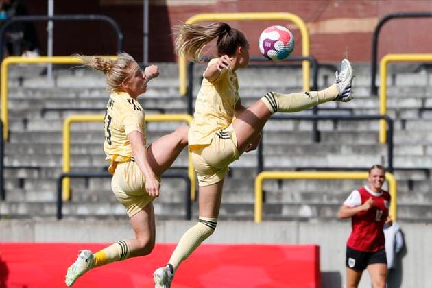 Sport Themen der Woche KW25 Sport Bilder des Tages Fußball, Frauen, Belgien - Österreich LIER, BELGIUM - JUNE 26 : Elena Dhont defender of Belgium and Wullaert Tessa forward of Belgium during the friendly match between the Red Flames and Austria prior to the women s Euro 2022 on June 26, 2022 in Lier, Belgium, 26 06 2022 ( Belgian Red Flames v Austria - Friendly PhotoNews Panoramic 