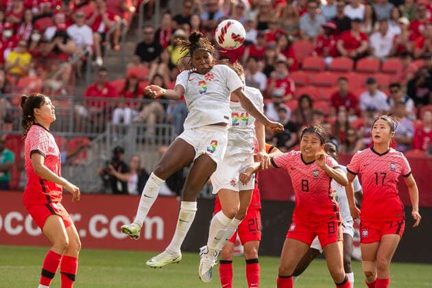 Fußball, Frauen Länderspiel, Kanada - Südkorea June 26, 2022, TORONTO, ON, CAN: Canada WomenöÄÃ s Kadeisha Buchanan rises above the Korean Republic WomenöÄÃ s defence to send a header at goal during second half of International Friendly, Länderspiel, Nationalmannschaft action, in Toronto, on Sunday June 26, 2022. Kadeisha Buchanan - ZUMAc35_ 20220626_zaf_c35_091 Copyright: xChrisxYoungx