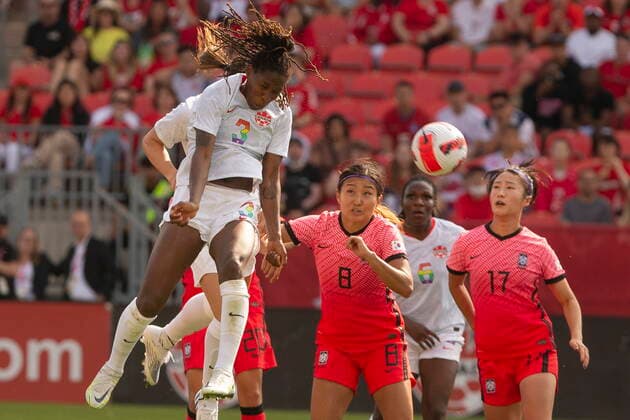 Fußball, Frauen Länderspiel, Kanada - Südkorea June 26, 2022, TORONTO, ON, CAN: Canada WomenöÄÃ s Kadeisha Buchanan rises in front of Korean Republic WomenöÄÃ s Shohyun Cho (centre) and Youngju Lee (right) to send a header at goal during second half at the International Friendly, Länderspiel, Nationalmannschaft in Toronto, on Sunday June 26, 2022. Kadeisha Buchanan; Shohyun Cho; Youngju Lee - ZUMAc35_ 20220626_zaf_c35_098 Copyright: xChrisxYoungx