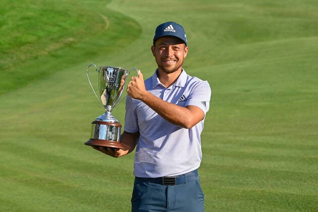 Sport Themen der Woche KW25 Sport Bilder des Tages June 26, 2022: Xander Schauffele, of San Diego, CA, poses with the winners trophy after winning the PGA, Golf Herren Travelers Championship golf tournament at TPC River Highlands in Cromwell CT. Mandatory Credit Cal Media Cromwell USA - ZUMAc04_ 20220626_zaf_c04_131 Copyright: xEricxCanhax