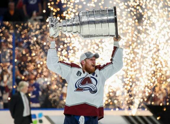 Sport Themen der Woche KW25 June 26, 2022, Tampa, Florida, USA: Colorado Avalanche left wing Gabriel Landeskog (92) holds the Stanley Cup after the Avalanche defeated the Tampa Bay Lightning 2-1 in Game 6 Sunday, June 26, 2022 in Tampa. Tampa USA - ZUMAs70_ 0161647795st Copyright: xDirkxShaddx