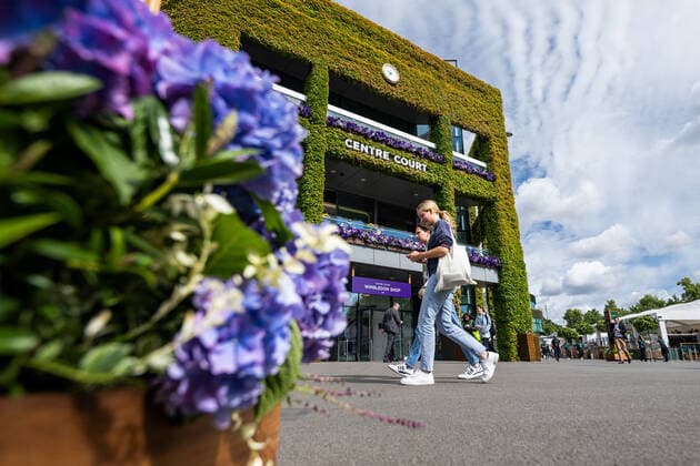 220627 Exterior view of the Centre Court at All England Lawn Tennis Club during day 1 of Wimbledon on June 27, 2022 in London. Photo: Mathias Bergeld BILDBYRAN kod MB MB0412 tennis wimbledon day 1 bbeng arena Copyright: MATHIASxBERGELD BB220627MB002