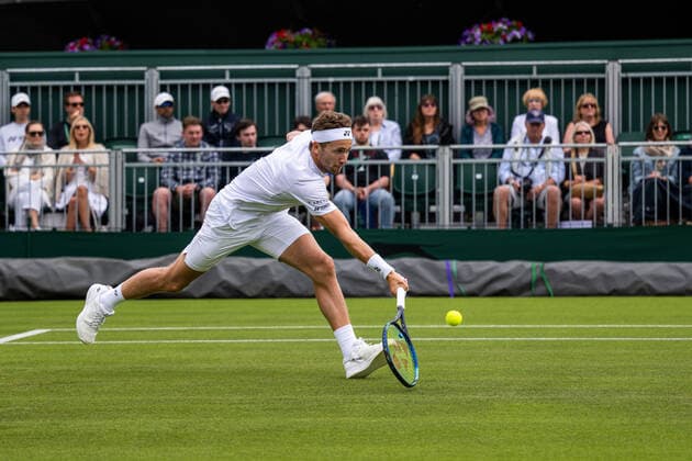 220627 Casper Ruud of Norway competes in a first round singles tennis match during day 1 of Wimbledon on June 27, 2022 in London. Photo: Mathias Bergeld BILDBYRAN kod MB MB0412 tennis wimbledon day 1 bbeng norge norway Copyright: MATHIASxBERGELD BB220627MB004