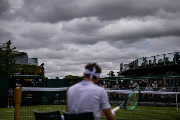 Sport Bilder des Tages 220627 Casper Ruud of Norway sits on his chair as dark clouds are seen and the match is postponed due to rain in a first round singles tennis match during day 1 of Wimbledon on June 27, 2022 in London. Photo: Mathias Bergeld BILDBYRAN kod MB MB0412 tennis wimbledon day 1 bbeng norge norway Copyright: MATHIASxBERGELD BB220627MB008