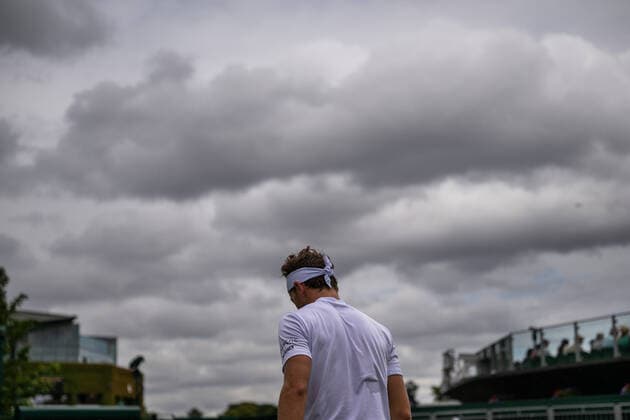 220627 Casper Ruud of Norway as dark clouds are seen and the match is postponed due to rain in a first round singles tennis match during day 1 of Wimbledon on June 27, 2022 in London. Photo: Mathias Bergeld BILDBYRAN kod MB MB0412 tennis wimbledon day 1 bbeng norge norway Copyright: MATHIASxBERGELD BB220627MB009