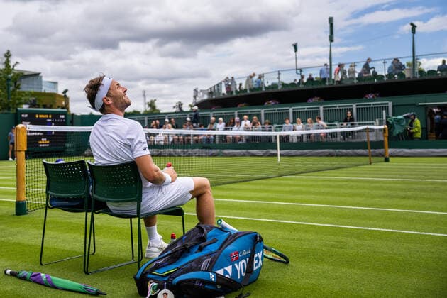220627 Casper Ruud of Norway competes in a first round singles tennis match during day 1 of Wimbledon on June 27, 2022 in London. Photo: Mathias Bergeld BILDBYRAN kod MB MB0412 tennis wimbledon day 1 bbeng norge norway Copyright: MATHIASxBERGELD BB220627MB010