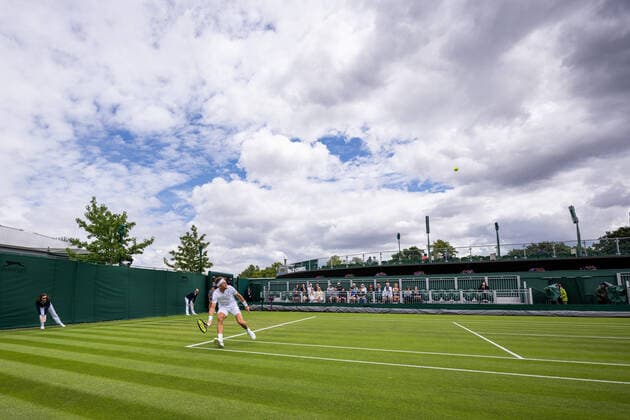 220627 Casper Ruud of Norway competes in a first round singles tennis match during day 1 of Wimbledon on June 27, 2022 in London. Photo: Mathias Bergeld BILDBYRAN kod MB MB0412 tennis wimbledon day 1 bbeng norge norway Copyright: MATHIASxBERGELD BB220627MB014