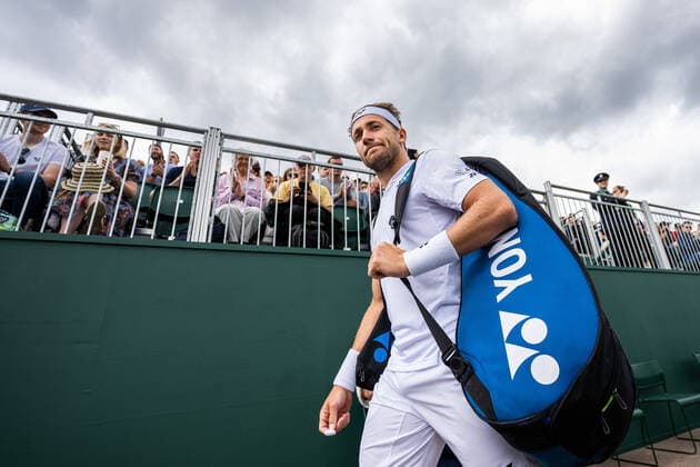 220627 Casper Ruud of Norway and Albert Ramos-Vinolas of Spain enter the court ahead of a first round singles tennis match during day 1 of Wimbledon on June 27, 2022 in London. Photo: Mathias Bergeld BILDBYRAN kod MB MB0412 tennis wimbledon day 1 bbeng norge norway spain spanien Copyright: MATHIASxBERGELD BB220627MB019