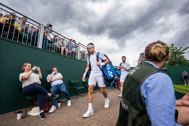 220627 Casper Ruud of Norway and Albert Ramos-Vinolas of Spain enter the court ahead of a first round singles tennis match during day 1 of Wimbledon on June 27, 2022 in London. Photo: Mathias Bergeld BILDBYRAN kod MB MB0412 tennis wimbledon day 1 bbeng norge norway spain spanien Copyright: MATHIASxBERGELD BB220627MB021