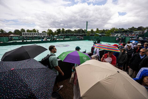 220627 Spectators with umbrellas as matches where postponed due to rain during day 1 of Wimbledon on June 27, 2022 in London. Photo: Mathias Bergeld BILDBYRAN kod MB MB0412 tennis wimbledon day 1 bbeng regn paraply publik Copyright: MATHIASxBERGELD BB220627MB023