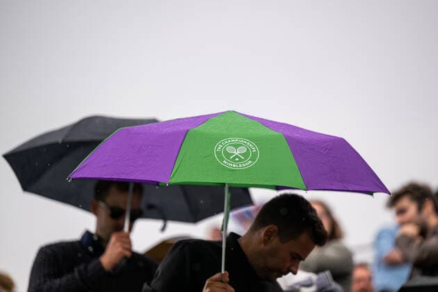 220627 Spectators with umbrellas as matches where postponed due to rain during day 1 of Wimbledon on June 27, 2022 in London. Photo: Mathias Bergeld BILDBYRAN kod MB MB0412 tennis wimbledon day 1 bbeng regn paraply publik Copyright: MATHIASxBERGELD BB220627MB025