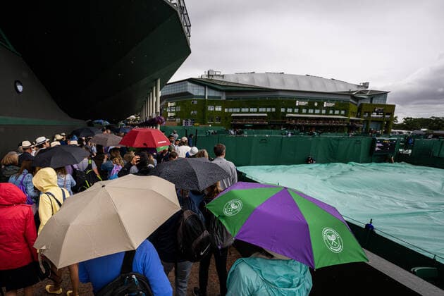 220627 Spectators with umbrellas as matches where postponed due to rain during day 1 of Wimbledon on June 27, 2022 in London. Photo: Mathias Bergeld BILDBYRAN kod MB MB0412 tennis wimbledon day 1 bbeng regn paraply publik Copyright: MATHIASxBERGELD BB220627MB026