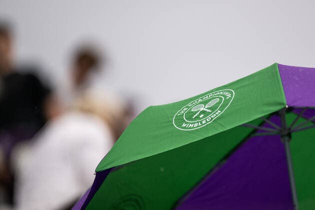 220627 Spectators with umbrellas as matches where postponed due to rain during day 1 of Wimbledon on June 27, 2022 in London. Photo: Mathias Bergeld BILDBYRAN kod MB MB0412 tennis wimbledon day 1 bbeng regn paraply publik Copyright: MATHIASxBERGELD BB220627MB027