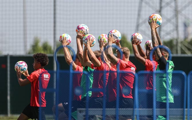 Sport Themen der Woche KW26 Sport Bilder des Tages die Bälle hoch !, Laufübungen auf dem Trainingsplatz; Training, FC Augsburg, Saison 2022-2023 *** the balls high , running exercises on the training ground training, FC Augsburg, season 2022 2023