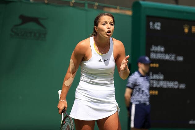 Tennis - Wimbledon (Day 1) 27th June 2022 - Tennis - Wimbledon (Day 1) - Jodie Burridge (GBR) argues with the umpire during her in her Ladies Singles 1st Round match against Lesia Tsurenko (UKR) - Photo: Simon Stacpoole Offside. London UK Copyright: xSimonxStacpoolexOffside