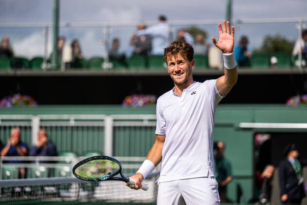 220627 Casper Ruud of Norway celebrates winning his first round singles tennis match against Albert Ramos-Vinolas of Spain (not pictured) during day 1 of Wimbledon on June 27, 2022 in London. Photo: Mathias Bergeld BILDBYRAN kod MB MB0412 tennis wimbledon day 1 bbeng norge norway jubel Copyright: MATHIASxBERGELD BB220627MB051