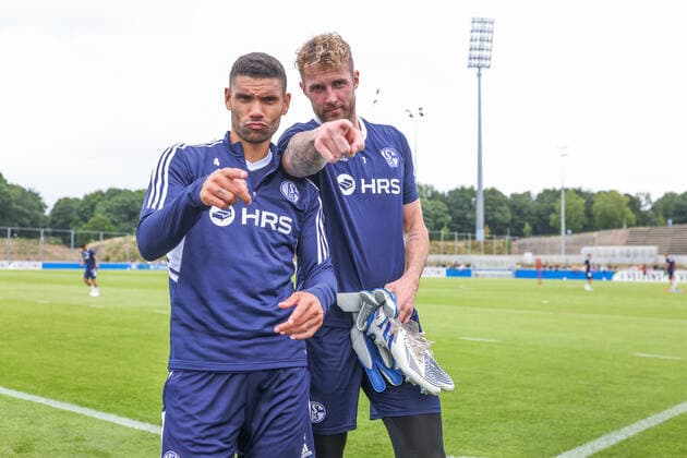Sport Bilder des Tages 27.06.2022, Fussball, Saison 2022 2023, 1. Bundesliga, Training FC Schalke 04, v. l. Victor Palsson (FC Schalke 04), Ralf Fährmann (FC Schalke 04) Foto: Tim Rehbein RHR-FOTO Gelsenkirchen NRW Deutschland xRHR-FOTO TRx *** 27 06 2022, football, season 2022 2023, 1 Bundesliga, training FC Schalke 04, f l Victor Palsson FC Schalke 04 , Ralf Fährmann FC Schalke 04 photo Tim Rehbein RHR FOTO Gelsenkirchen NRW Germany xRHR FOTO TRx