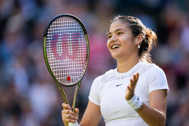 220627 Emma Raducanu of Great Britain celebrates after winning her first round singles tennis match during day 1 of Wimbledon on June 27, 2022 in London. Photo: Mathias Bergeld BILDBYRAN kod MB MB0412 tennis wimbledon day 1 bbeng storbritannien jubel great britain Copyright: MATHIASxBERGELD BB220627MB096