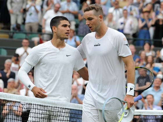 Sport Bilder des Tages Tennis - 2022 Wimbledon Championships - Week One - Day One (Monday) - All England Lawn Tennis Club, Wimbledon - Monday 27th June 2022 Jan - Lennard Struff v Carlos Alcaraz Carlos Alcaraz of Spain consoles German Jan - Lennard Struff at the net after his five set win 