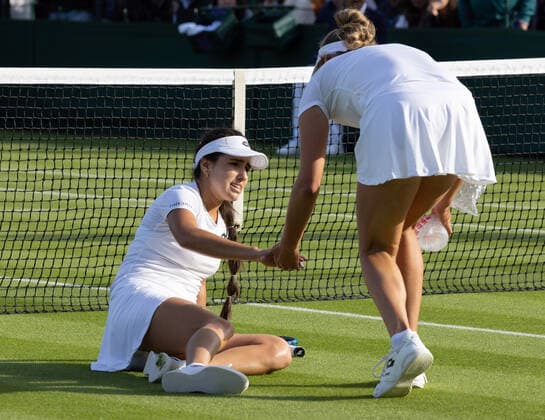 Sport Bilder des Tages Colombian Camila Osorio is helped by Belgian Elise Mertens after a fall during a first round game in the women s singles tournament between Belgian Mertens (WTA30) and Colombian Osorio (WTA61) at the 2022 Wimbledon grand slam tennis tournament at the All England Tennis Club, in south-west London, Britain, Monday 27 June 2022. BENOITxDOPPAGNE  x36700949x