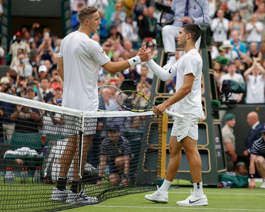 Jan-Lennard Struff gratuliert dem Sieger Carlos Alcaraz Tennis - Wimbledon 2022 - Grand Slam ITF ATP, Tennis Herren WTA, Tennis Damen - AELTC - London - - Great Britain - 27 June 2022. Copyright: xJuergenxHasenkopfx