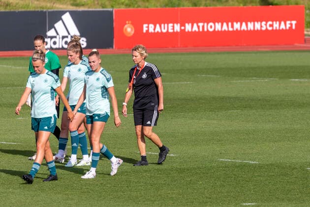 Reportage 27.06.2022 Letzter Termin vor der Abreise zur Europameisterschaft: Offenes Training der Frauen-Nationalmannschaft im Trainingslager bei adidas in Herzogenaurach Symbolbild: Die Frauen-Nationalmannschaft bei adidas Herzogenaurach Bayern Deutschland