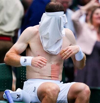 Sport Bilder des Tages Mandatory Credit: Photo by Javier Garcia Shutterstock (13002017hm) Andy Murray changes his shirt during his first round match Wimbledon Tennis Championships, Day 1, The All England Lawn Tennis and Croquet Club, London, UK - 27 Jun 2022 Wimbledon Tennis Championships, Day 1, The All England Lawn Tennis and Croquet Club, London, UK - 27 Jun 2022  Copyright: xJavierxGarcia Shutterstockx 13002017hm