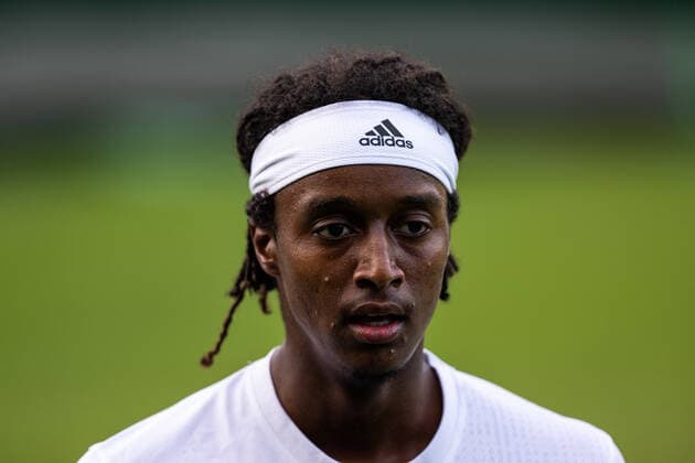 220627 Mikael Ymer of Sweden competes in a first round singles tennis match during day 1 of Wimbledon on June 27, 2022 in London. Photo: Mathias Bergeld BILDBYRAN kod MB MB0412 tennis wimbledon day 1 bbeng sweden sverige Copyright: MATHIASxBERGELD BB220627MB100