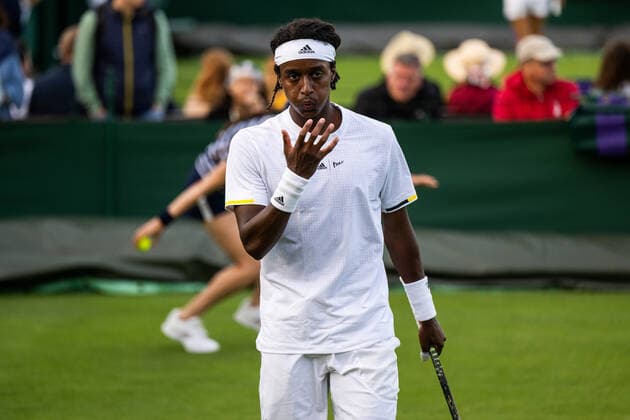 220627 Mikael Ymer of Sweden competes in a first round singles tennis match during day 1 of Wimbledon on June 27, 2022 in London. Photo: Mathias Bergeld BILDBYRAN kod MB MB0412 tennis wimbledon day 1 bbeng sweden sverige Copyright: MATHIASxBERGELD BB220627MB102