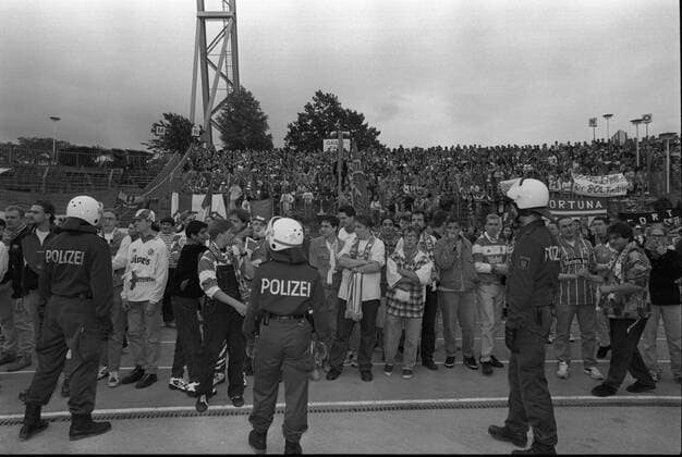 CFC vs Fortuna Düsseldorf 18.06.1995, Chemnitz, Sportforum Reichenhainer Straße, Fußball, 2. Bundesliga , Chemnitzer FC vs Fortuna Düsseldorf, der CFC verliert mit 0:2 vor 10200 Zuschauern. Nach den Spiel kam es zum Platzsturm durch CFC Fans und Ausschreitungen. Hunderte Sitzbänke wurden zerstört. Chemnitz Sachsen BRD *** CFC vs Fortuna Dusseldorf 18 06 1995, Chemnitz, Sportforum Reichenhainer Straße, Sport, Football, 2 Bundesliga , Chemnitzer FC vs Fortuna Dusseldorf, the CFC loses with 0 2 in front of 10200 spectators After the game it came to the storm by CFC fans and riots Hundreds of benches were destroyed Chemnitz Saxony FRG