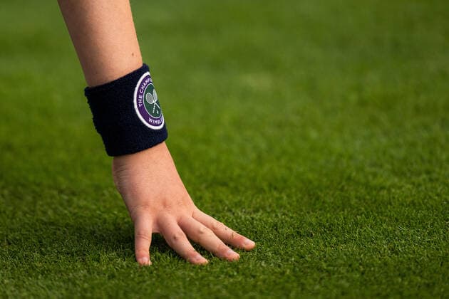 220627 The wrist band of a ball boy with the logo for Wimbledon is seen in a first round singles tennis match during day 1 of Wimbledon on June 27, 2022 in London. Photo: Mathias Bergeld BILDBYRAN kod MB MB0412 tennis wimbledon day 1 bbeng genre armband svettband logga logo Copyright: MATHIASxBERGELD BB220627MB122