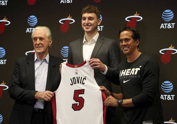 Sport Themen der Woche KW26 Sport Bilder des Tages June 27, 2022: Heat president Pat Riley (left), draft pick Nikola Jovic (center) and coach Erik Spoelstra show off Jovic s new team jersey on Monday during a press conference, PK, Pressekonferenz at FTX Arena in Miami. The 19-year-old, 6-foot-11 Serbian forward was drafted Thursday night. - ZUMAm67_ 0161679735st Copyright: xSusanxStockerx xSouthxFloridax
