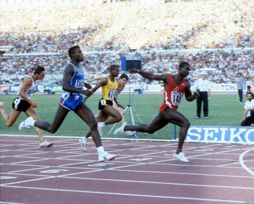 WM Leichtathletik in Rom 30.08.1987 Ziel 100m Lauf der Männer Ben Johnson (Kanada in Rot) als 1. im Ziel, dann als 2. Carl Lewis (USA 7 in Blau). Johnson wurde später disqualifiziert. *** World Championships Athletics in Rome 30 08 1987 Mens 100m race finish Ben Johnson Canada 1st in red, then 2nd Carl Lewis USA 7th in blue Johnson later disqualified HM