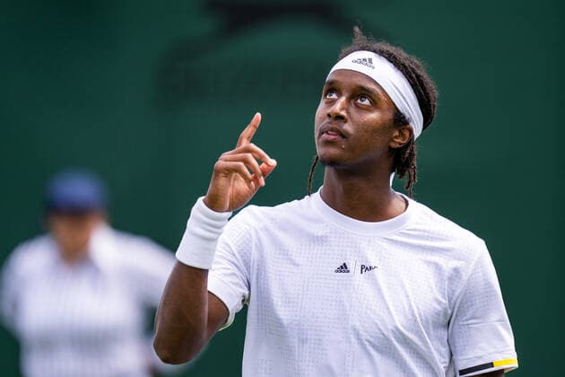 220628 Mikael Ymer of Sweden celebrates after winning his first round singles tennis match during day 2 of Wimbledon on June 28, 2022 in London. Photo: Mathias Bergeld BILDBYRAN kod MB MB0413 tennis wimbledon day 2 bbeng sweden sverige jubel Copyright: MATHIASxBERGELD BB220628MB002