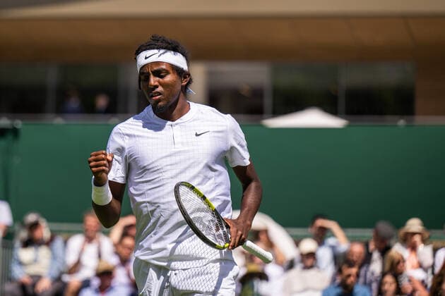 220628 Elias Ymer of Sweden celebrates in a first round singles tennis match during day 2 of Wimbledon on June 28, 2022 in London. Photo: Mathias Bergeld BILDBYRAN kod MB MB0413 tennis wimbledon day 2 bbeng sweden sverige jubel Copyright: MATHIASxBERGELD BB220628MB012
