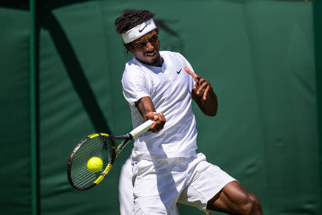 220628 Elias Ymer of Sweden competes in a first round singles tennis match during day 2 of Wimbledon on June 28, 2022 in London. Photo: Mathias Bergeld BILDBYRAN kod MB MB0413 tennis wimbledon day 2 bbeng sweden sverige Copyright: MATHIASxBERGELD BB220628MB014