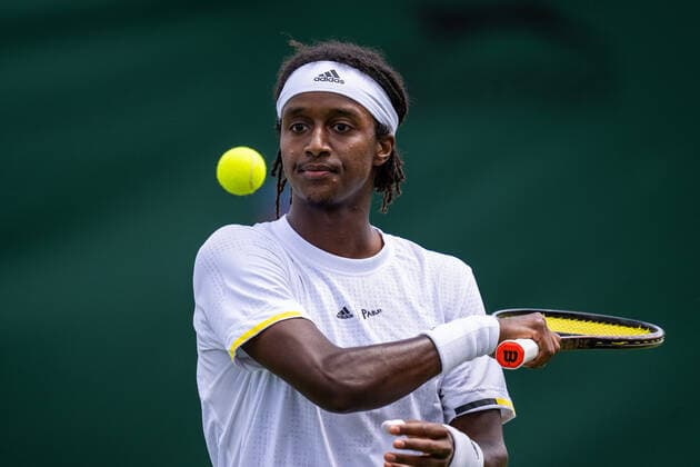 220628 Mikael Ymer of Sweden competes in a first round singles tennis match during day 2 of Wimbledon on June 28, 2022 in London. Photo: Mathias Bergeld BILDBYRAN kod MB MB0413 tennis wimbledon day 2 bbeng sweden sverige Copyright: MATHIASxBERGELD BB220628MB028